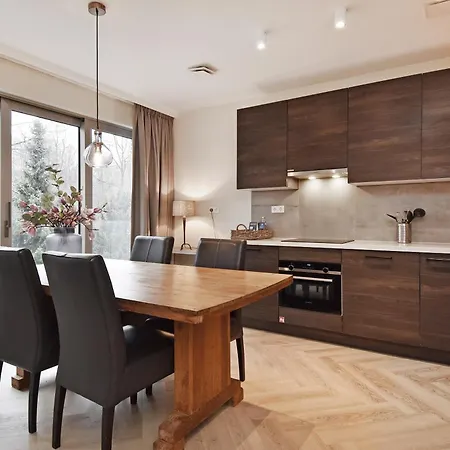 Park Executive 102 *