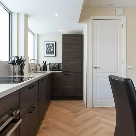 Park Executive 102 *